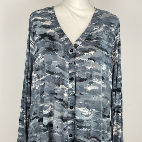 LOGO by Lori Goldstein Blue/Gray/White Camo Button Down Cardigan/Top. Size 1X - Picture 2 of 12